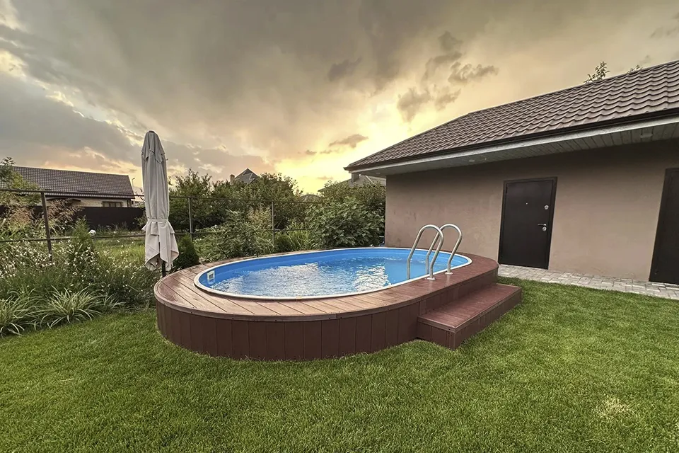 Зона отдыха у бассейна